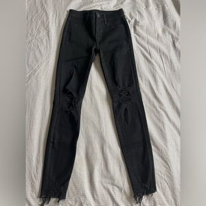 American Eagle Skinny Jean. Black with small rips in the knee. Barely Worn.